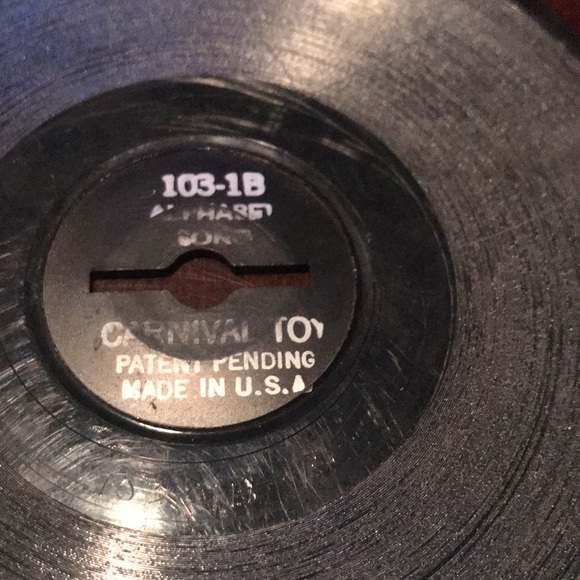 Vintage Carnival toy record player with 4 records - Picture 5 of 7